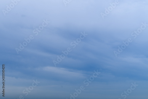 Schilderij op canvas 開放感のある青空と風に掃かれたような白い雲の景色