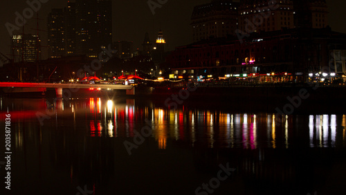 Foto Beautiful night scene at Puerto Madero in Buenos Aires with warm city lights reflecting on calm water