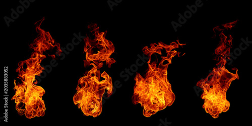 Foto Realistic fire flames isolated on black background with detailed burning texture, blazing orange and red heat effect, perfect for overlays, dramatic design, energy concepts, cinematic visuals