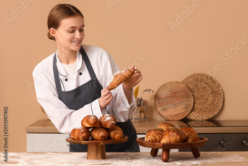 Female baker with tasty cro...