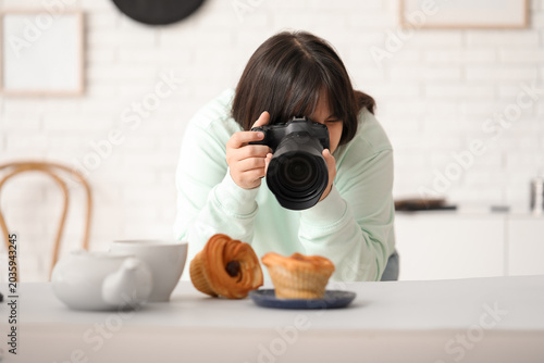 Female food photographer ta...