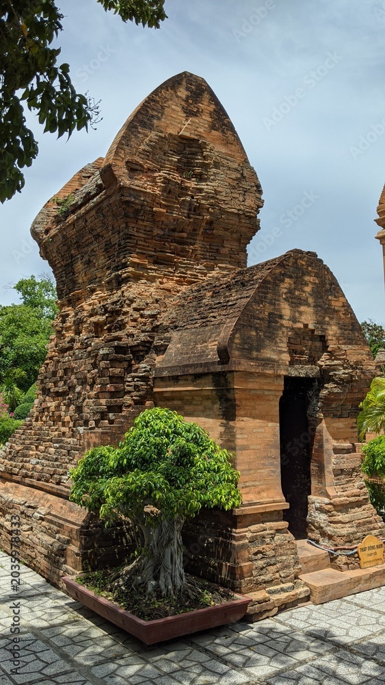 Obraz premium Heritage site in Nha Trang, Vietnam: Ancient Champa Kingdom's Po Nagar Towers surrounded by lush greenery
