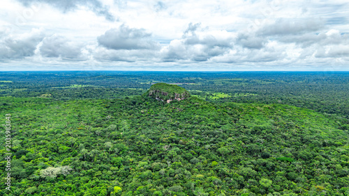 Foto Aerial view of lush green terrain with scattered clouds in the sky, showcasing Cerro Azul's prominence in the Colombian landscape