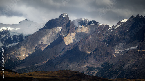 Tableau sur toile Breathtaking Cuernos del Paine landscape under a vast cloudy sky