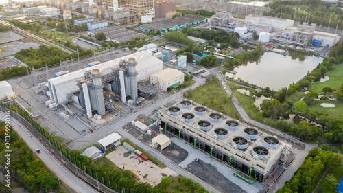 Billede på lærred Industrial Power Plant: An aerial view showcases a sprawling industrial power plant with its complex machinery and cooling towers, symbolizing modern infrastructure and energy production
