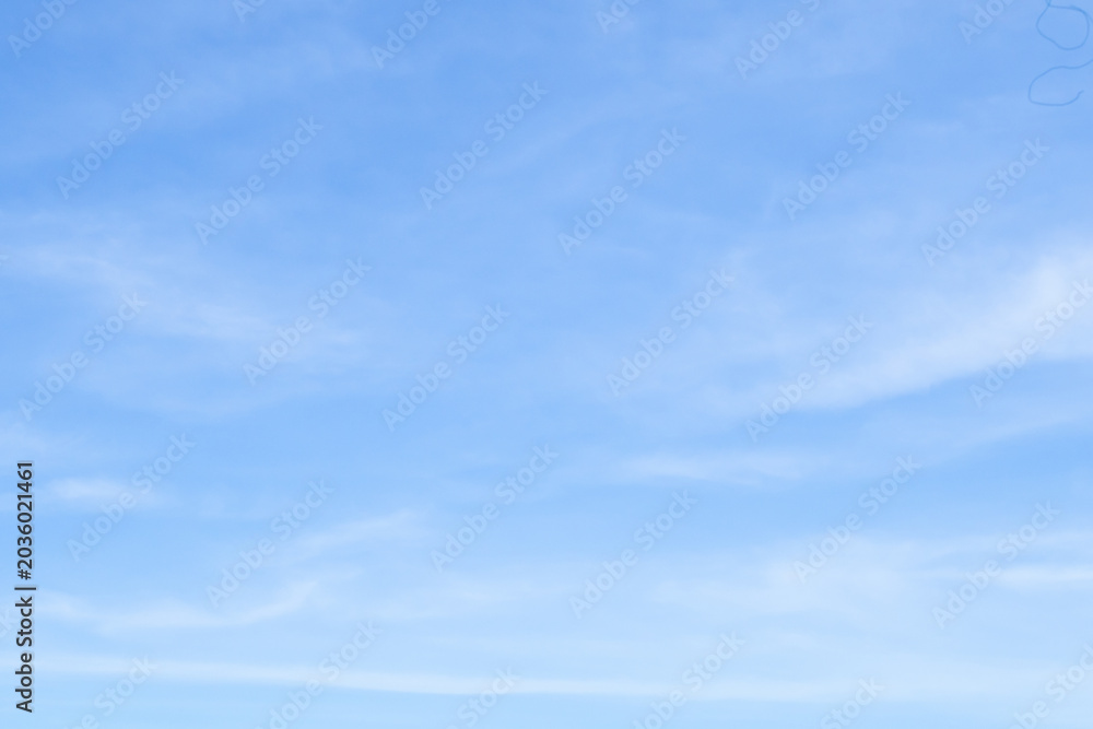 Naklejka premium Beautiful blue sky with white clouds on a sunny day background