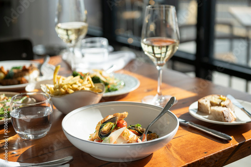 Foto Delightful Seafood Feast at a Sunny Restaurant With Fine Wine and Fresh Flavors