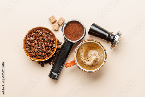 Cuadro en lienzo Espresso coffee setup with beans tamper and portafilter top view