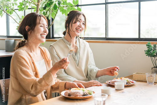 Foto Women enjoying a delicious lunch with their female friends/mom friends (girls' g