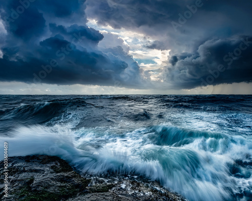 Gewitterwolken und Sturm über einem Meer