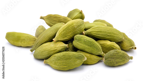 A vibrant pile of green cardamom pods, known for their fragrant aroma and culinary versatility, perfect for various recipes.