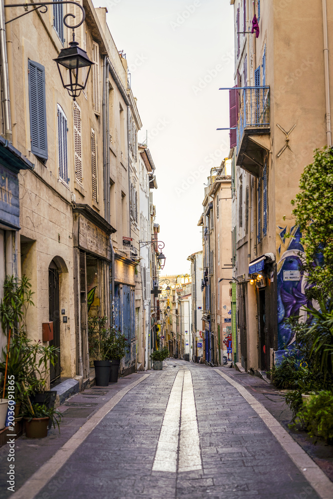 Fototapeta premium Ruelle dans le quartier du panier à Marseille