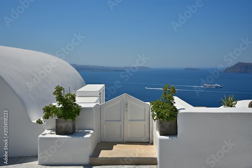 Foto Landscape with scenic view of a traditional picturesque Cycladic house entrance overlooking the Aegean Sea and the caldera in Santorini island, Cyclades Greece