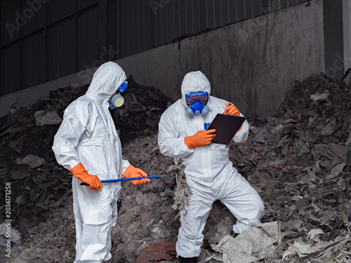Foto Waste Inspection Team: Safety and Collaboration: Professionals in protective suits work together to assess waste, ensuring safety and environmental responsibility