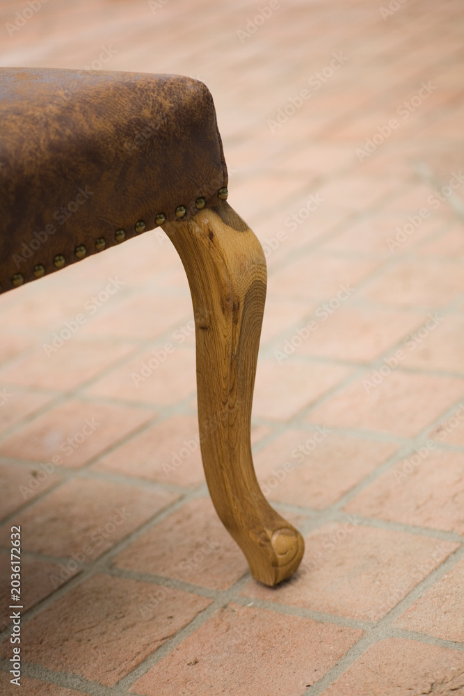 Fototapeta premium Noga od krzesła na ceglanej podłodze