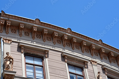 Foto Architectural details of the historic house facade featuring female sculptures u