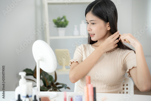 Cuadro en lienzo Beautiful Asian woman sit in front of a mirror and comp my hair