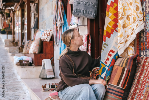 Photos Female traveler shopping at local vintage market in historic street, authentic travel, secondhand fashion, artisan goods and sustainable lifestyle concept