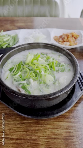뚝배기에 담겨 김이 모락모락 나는 따뜻하고 진한 순대국 영상