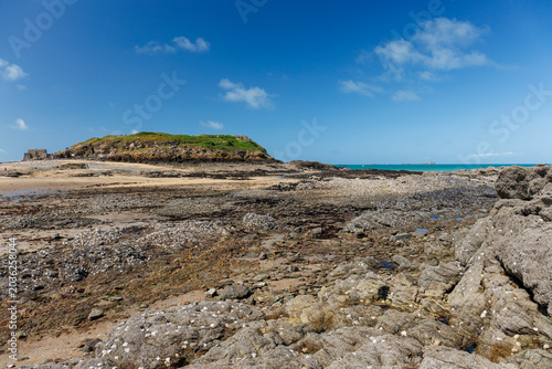 Tableau sur toile Vue de l'île de Grand-Bé à marée basse, où repose l'écrivain Chateaubriand, à Sa