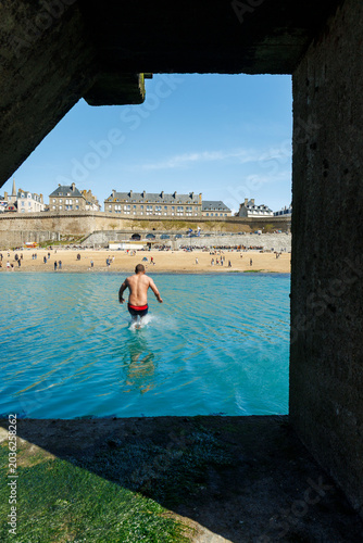 Foto Un homme plongeant dans la piscine d'eau de mer de la plage de Bon-Secours à Sai