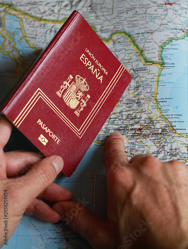 Fotografie Viaje con pasaporte España y mapa con documento para viaje y visado passport vis