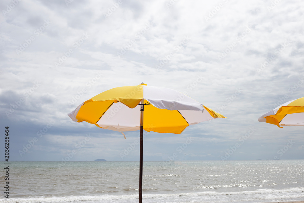 Fototapeta premium Yellow and white beach umbrellas