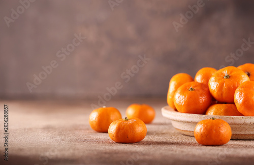 Photos fresh organic tangerines in a bowl on the table