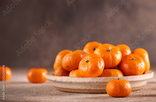 Photos fresh organic tangerines in a bowl on the table