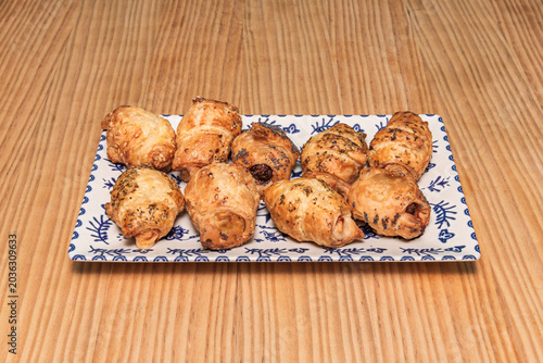 Foto tray of savory puff pastry snacks sold by weight