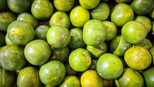 Tableau sur toile Green oranges, a favorite fruit of Indonesian people in traditional markets