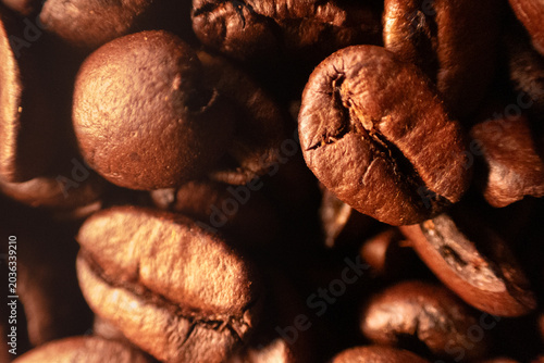 Φωτογραφία Macro shot of rotating roasted coffee beans