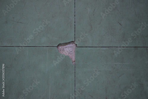Schilderij op canvas Green vinyl tile flooring was deteriorated and peeling, and the rough concrete floor was damaged and in contact with the ground