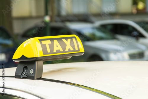 Tableau sur toile Taxischild auf einem Auto