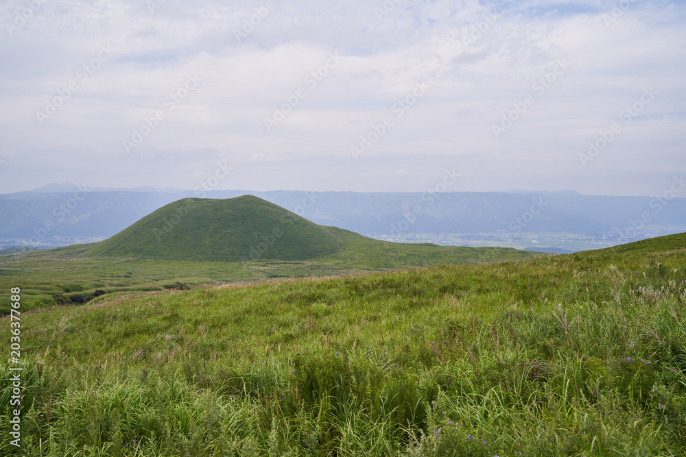 Obraz premium 熊本県 米塚と阿蘇外輪山