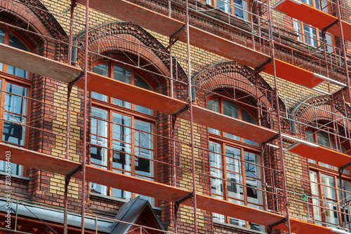 Tableau sur toile Scaffolding on a historic brick building facade undergoing renovation and constr