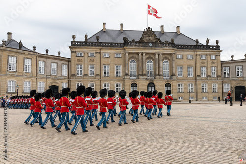 Fotografie Danish Royal Guard orchestra marching at Amalienborg Palace square in Copenhagen