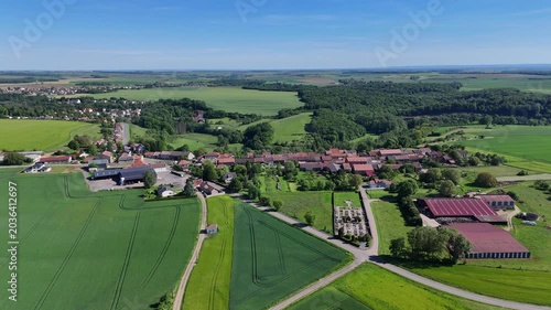 Village rural de Boismont en Meurthe-et-Moselle, Lorraine. Vue aérienne panoramique sur le haut du village, mairie, église et entreprises agricoles