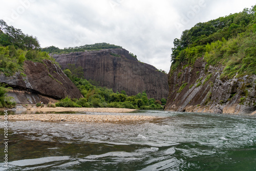 Φωτογραφία A calm river flows between the dramatic rocky cliffs of the Wuyi Mountains in Fu