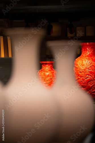 Schilderij op canvas Jingdezhen exquisite Chinese vase display, China.