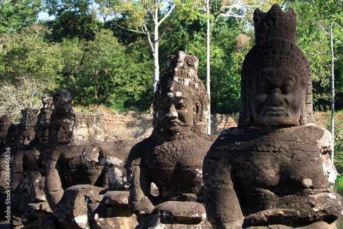 Cuadro en lienzo Stone Guardian Statues Lining the Bridge at Angkor Thom South Gate