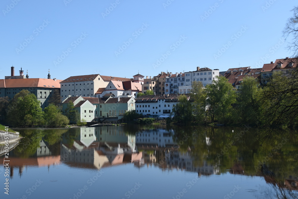 Obraz premium Buildings above a river