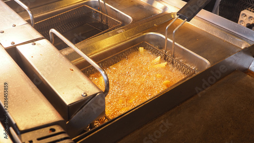 Canvastavla Cooking potatoes in hot oil at a diner kitchen