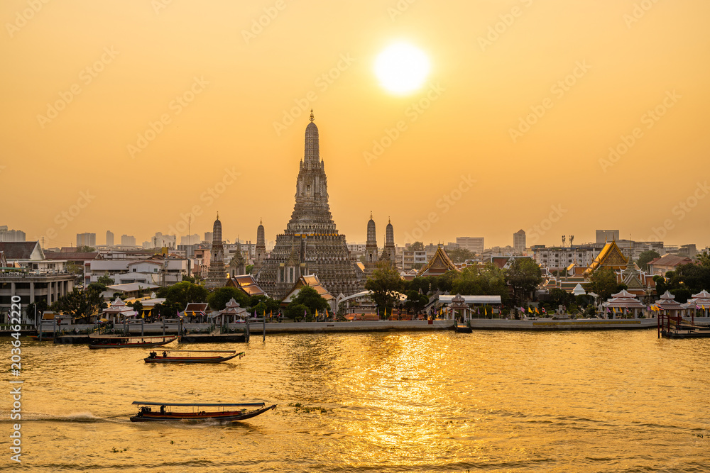 Fototapeta premium Bangkok, Thailand - Golden sunset over Wat Arun Temple (Temple of Dawn) in Bangkok