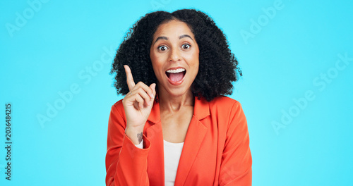 Schilderij op canvas Woman, surprise and portrait with idea in studio for business solution on a blue background