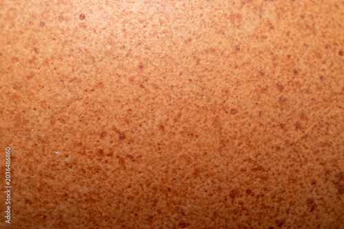 Fotografia Extreme Close-up Macro Texture of a Brown Eggshell,A detailed macro photography shot capturing the organic, porous, and textured surface of a natural brown eggshell, highlighting the intricate