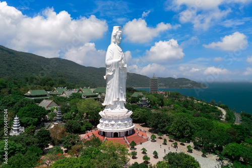 Foto Majestic view of the Lady Buddha statue beside Linh Ung Pagoda, surrounded by lush hills and Da Nang s coastal beauty