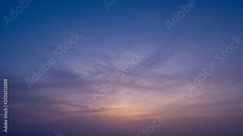 Quadro su tela Vibrant twilight sky at sunset or dusk displaying a magnificent gradient of blue, purple