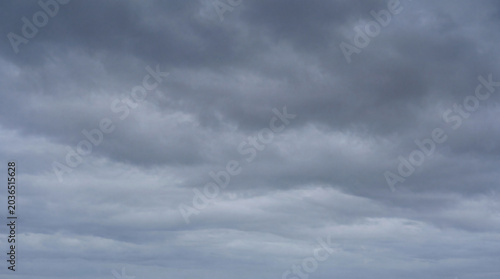 Canvastavla Overcast and gloomy sky background with thick, dark cumulonimbus clouds hinting at imminent rain and stormy weather