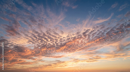 Foto Dramatic sunset sky with stunning golden orange and purple cirrocumulus clouds spread beautifully across the horizon